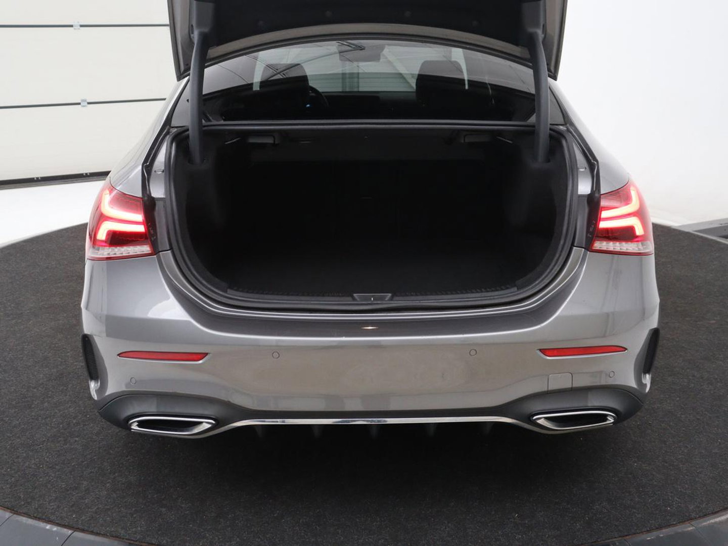 Mercedes-Benz A-Klasse 180 Business Solution AMG | Leder/alcantara | Stoelverwarming | Cruise control | Widescreen | Carplay | Climate control | Camera | Park assist |