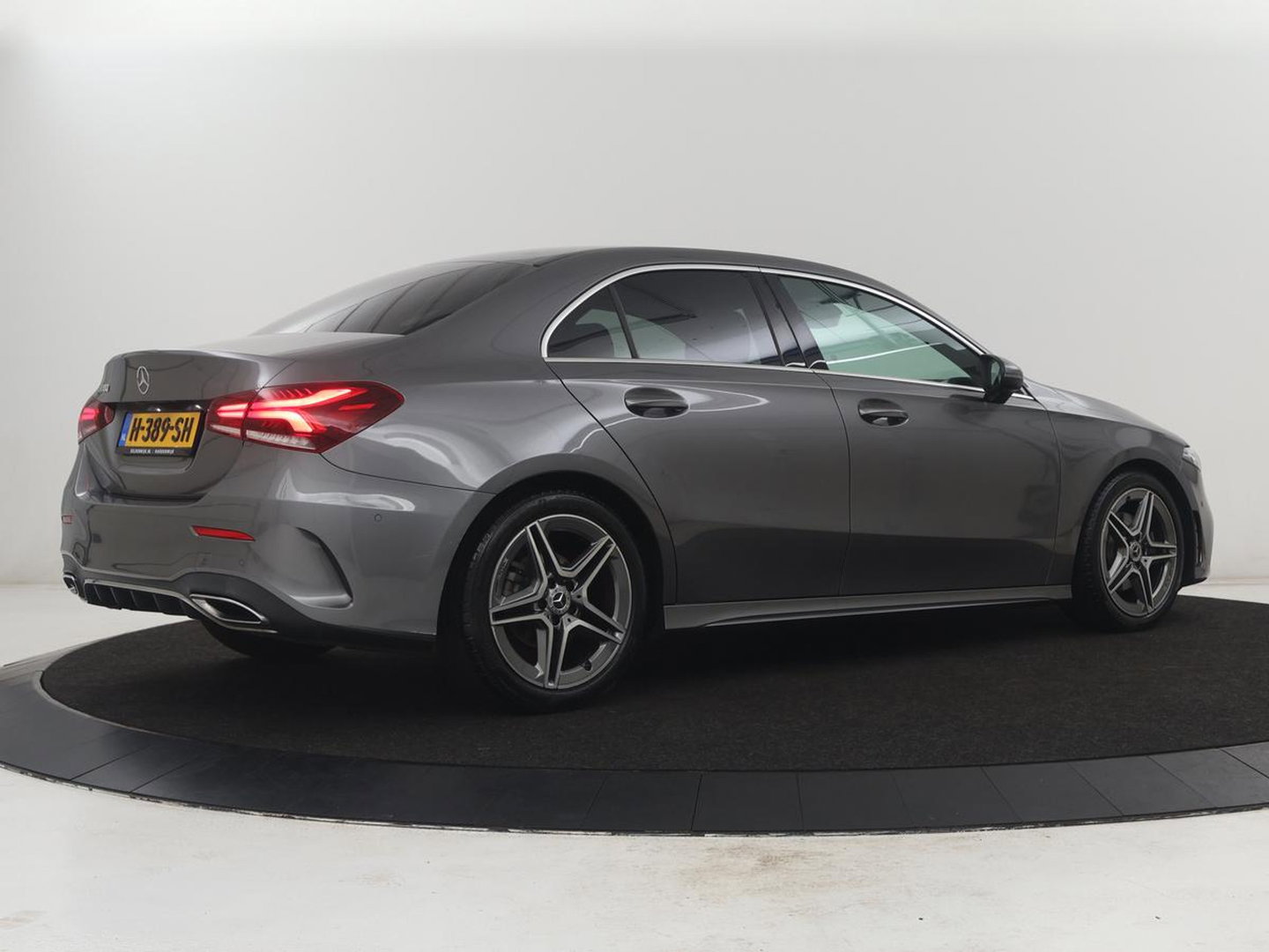 Mercedes-Benz A-Klasse 180 Business Solution AMG | Leder/alcantara | Stoelverwarming | Cruise control | Widescreen | Carplay | Climate control | Camera | Park assist |
