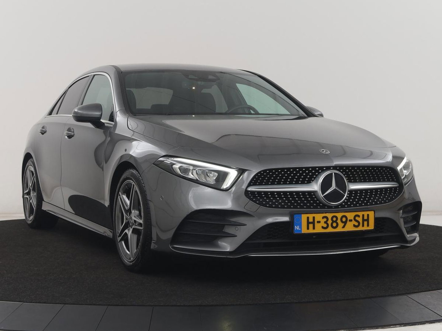 Mercedes-Benz A-Klasse 180 Business Solution AMG | Leder/alcantara | Stoelverwarming | Cruise control | Widescreen | Carplay | Climate control | Camera | Park assist |