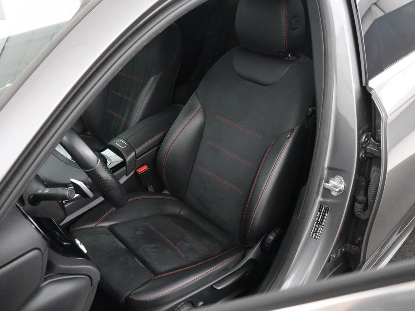 Mercedes-Benz A-Klasse 180 Business Solution AMG | Leder/alcantara | Stoelverwarming | Cruise control | Widescreen | Carplay | Climate control | Camera | Park assist |
