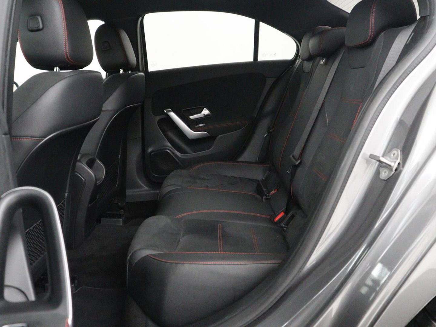 Mercedes-Benz A-Klasse 180 Business Solution AMG | Leder/alcantara | Stoelverwarming | Cruise control | Widescreen | Carplay | Climate control | Camera | Park assist |