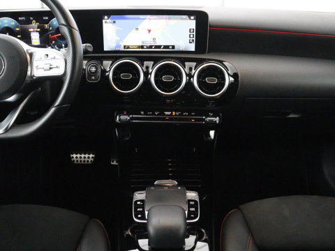 Mercedes-Benz A-Klasse 180 Business Solution AMG | Leder/alcantara | Stoelverwarming | Cruise control | Widescreen | Carplay | Climate control | Camera | Park assist |