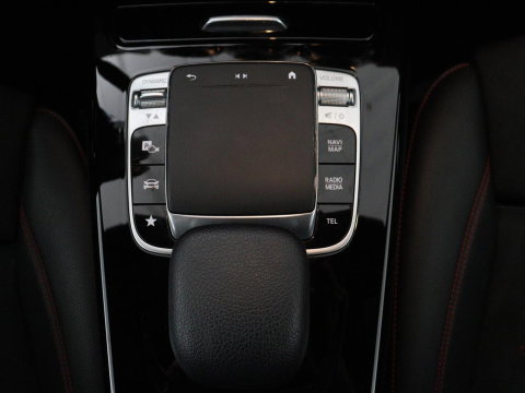 Mercedes-Benz A-Klasse 180 Business Solution AMG | Leder/alcantara | Stoelverwarming | Cruise control | Widescreen | Carplay | Climate control | Camera | Park assist |