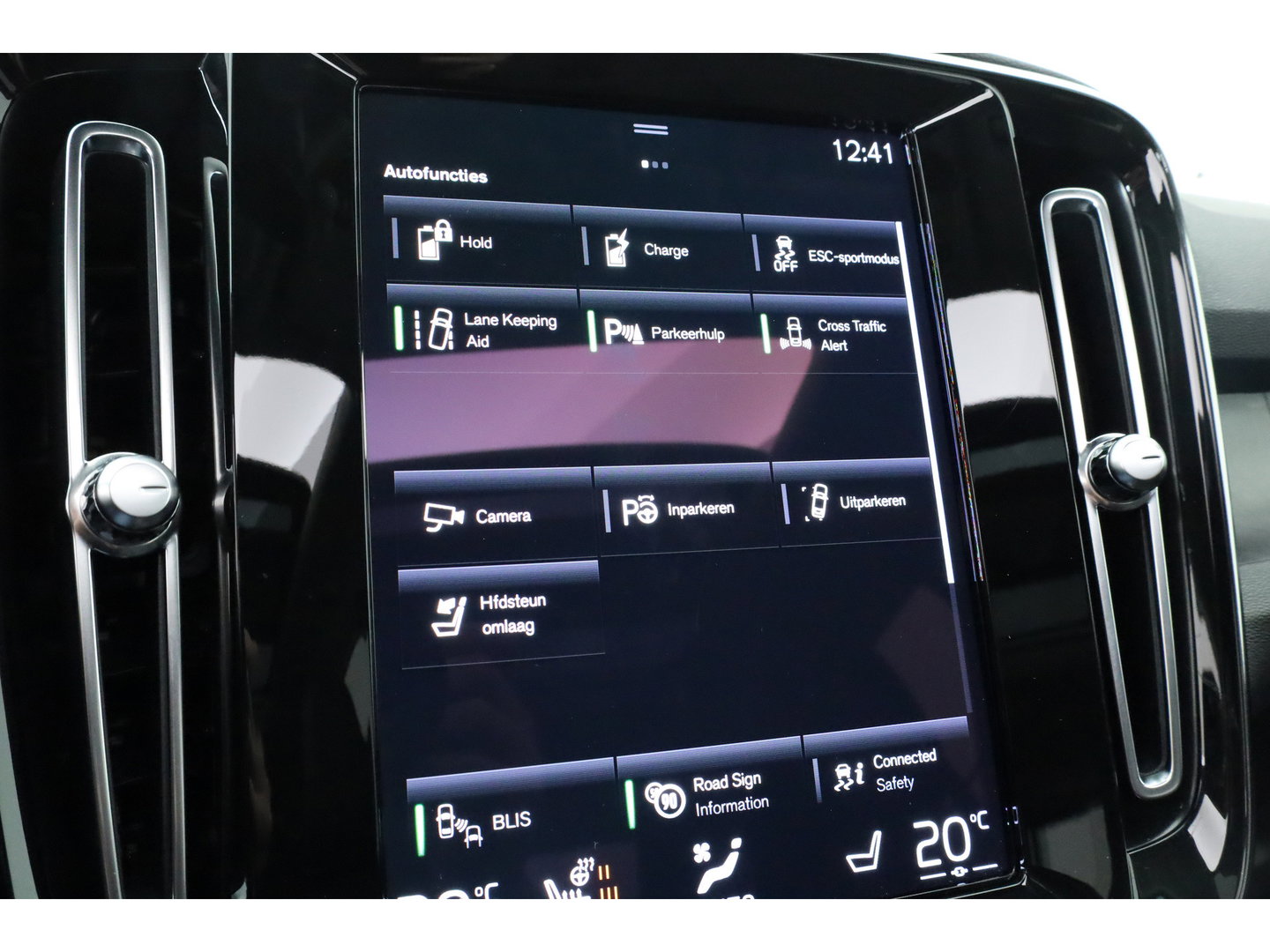 Volvo XC40 1.5 T4 Plug-in hybrid Ultimate Dark | Prijs rijklaar |Pano-dak | Trekhaak | Leder | 360 camera | Voorruitverw. | Adap. Cruise | Blis | H&K audio |