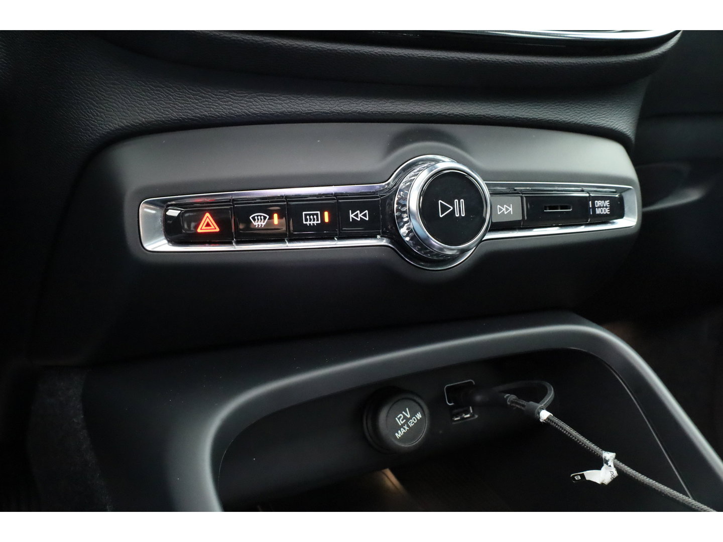 Volvo XC40 1.5 T4 Plug-in hybrid Ultimate Dark | Prijs rijklaar |Pano-dak | Trekhaak | Leder | 360 camera | Voorruitverw. | Adap. Cruise | Blis | H&K audio |