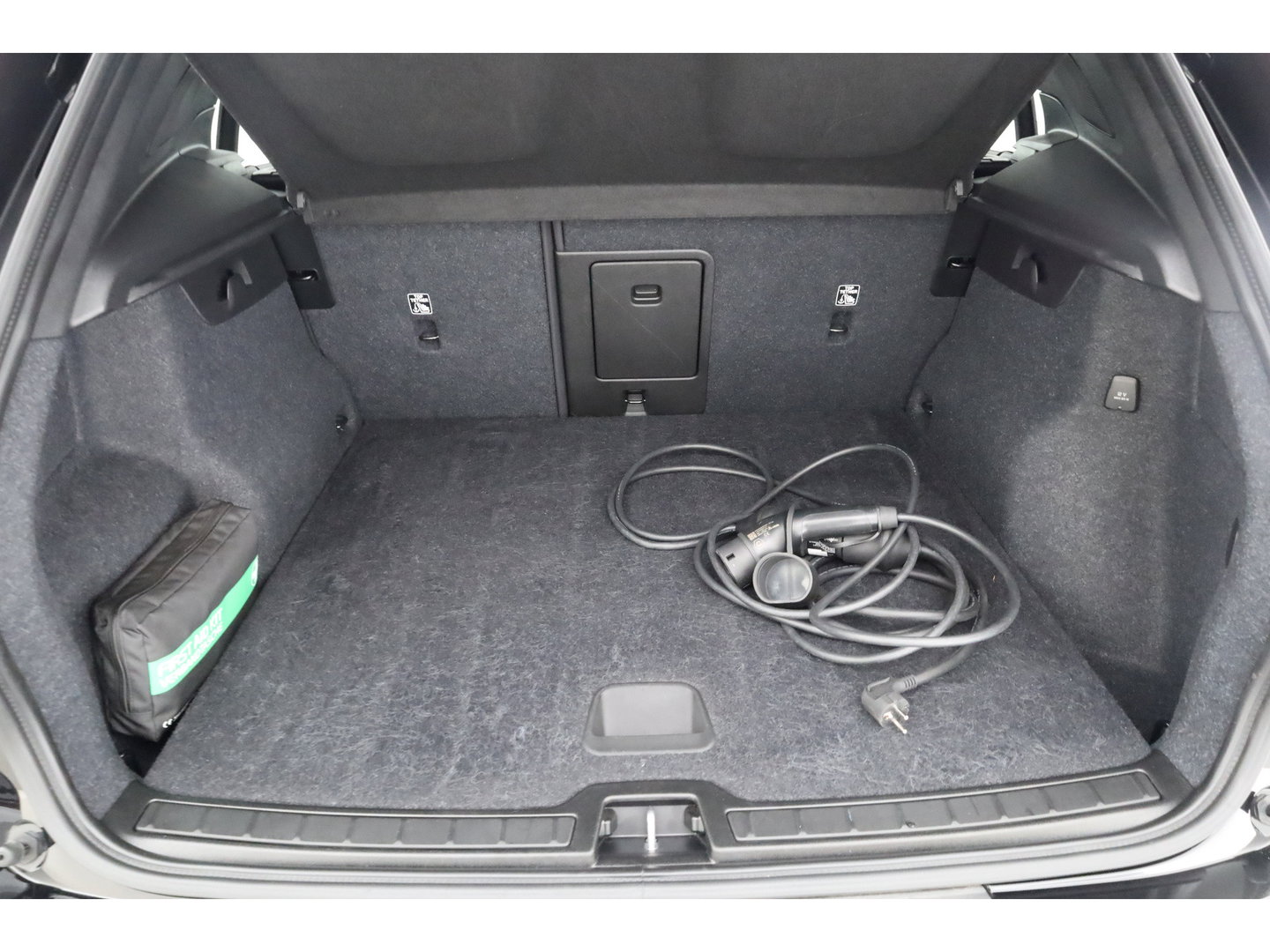 Volvo XC40 1.5 T4 Plug-in hybrid Ultimate Dark | Prijs rijklaar |Pano-dak | Trekhaak | Leder | 360 camera | Voorruitverw. | Adap. Cruise | Blis | H&K audio |