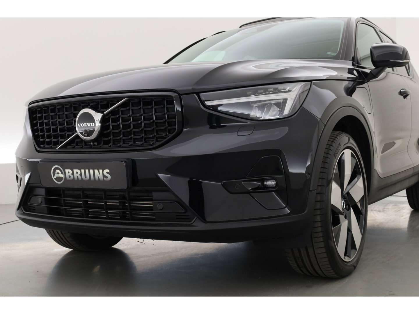 Volvo XC40 1.5 T4 Plug-in hybrid Ultimate Dark | Prijs rijklaar |Pano-dak | Trekhaak | Leder | 360 camera | Voorruitverw. | Adap. Cruise | Blis | H&K audio |