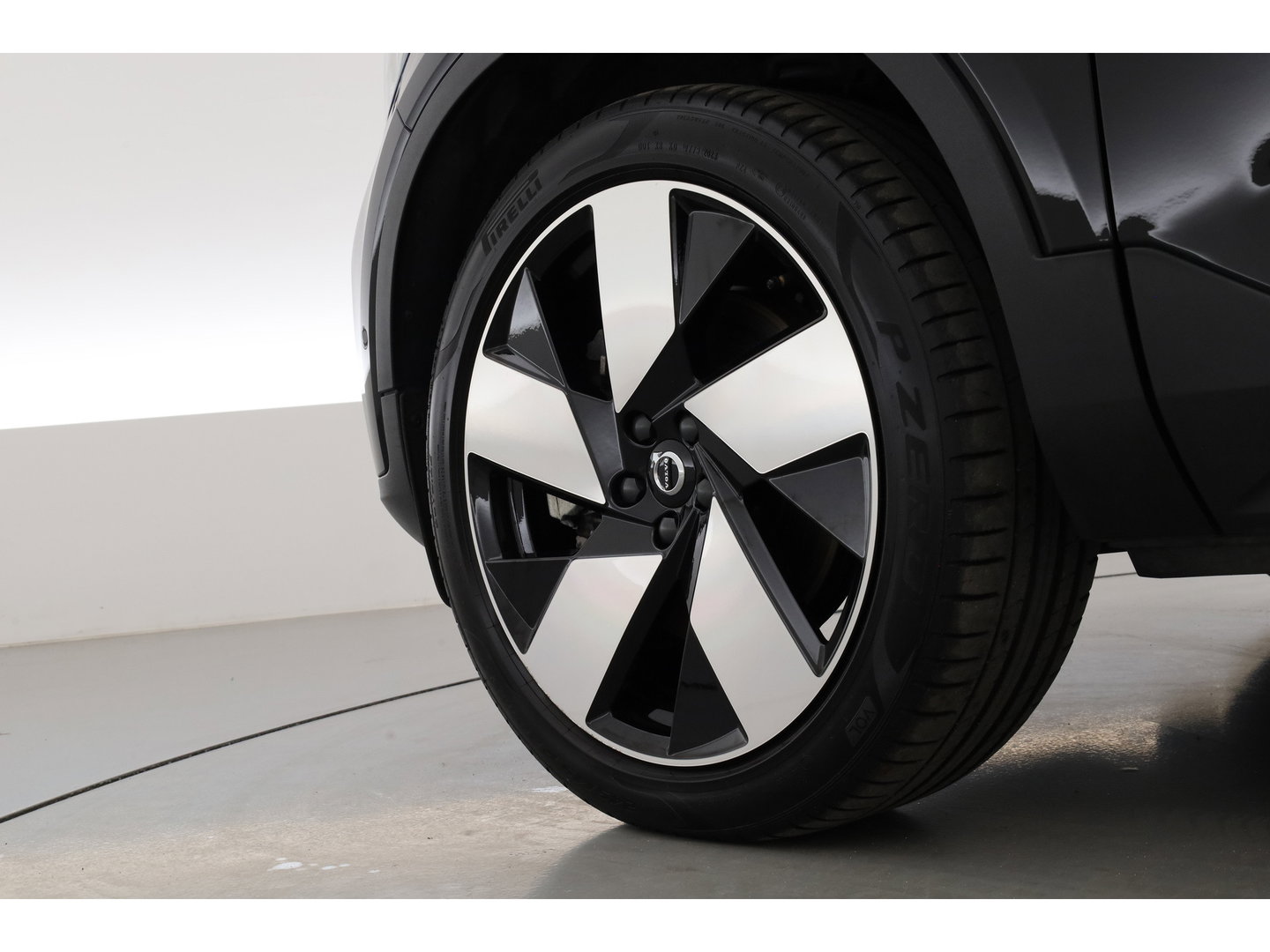 Volvo XC40 1.5 T4 Plug-in hybrid Ultimate Dark | Prijs rijklaar |Pano-dak | Trekhaak | Leder | 360 camera | Voorruitverw. | Adap. Cruise | Blis | H&K audio |