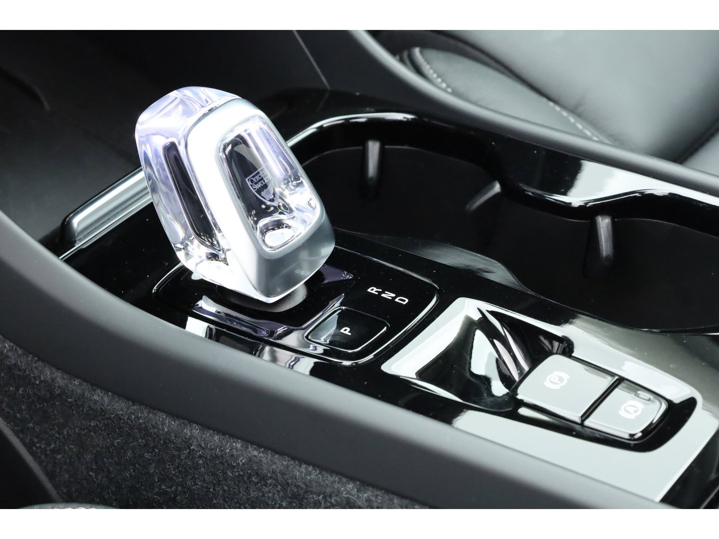 Volvo XC40 1.5 T4 Plug-in hybrid Ultimate Dark | Prijs rijklaar |Pano-dak | Trekhaak | Leder | 360 camera | Voorruitverw. | Adap. Cruise | Blis | H&K audio |