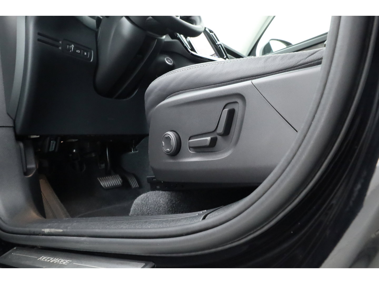 Volvo XC40 1.5 T4 Plug-in hybrid Ultimate Dark | Prijs rijklaar |Pano-dak | Trekhaak | Leder | 360 camera | Voorruitverw. | Adap. Cruise | Blis | H&K audio |