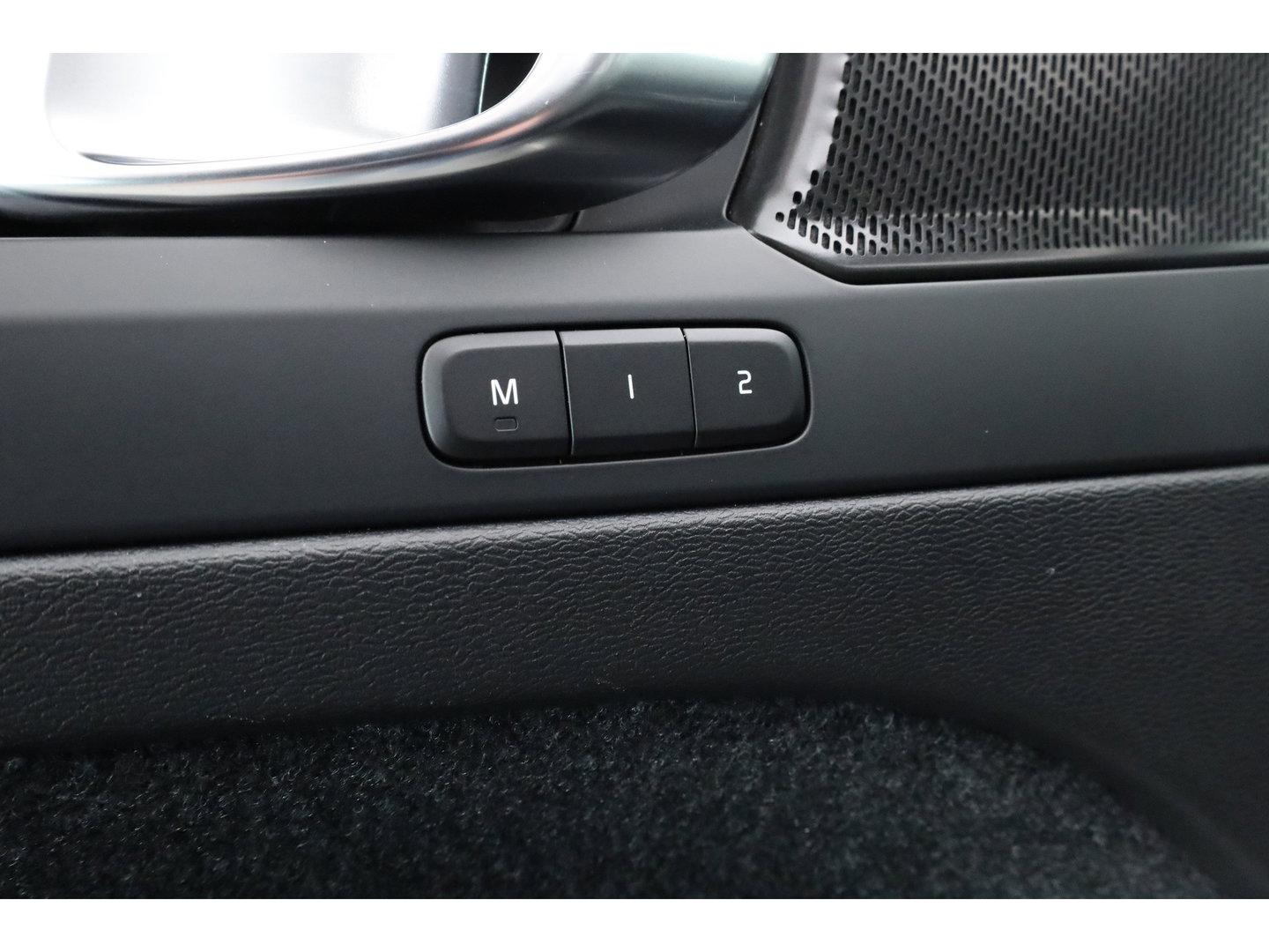 Volvo XC40 1.5 T4 Plug-in hybrid Ultimate Dark | Prijs rijklaar |Pano-dak | Trekhaak | Leder | 360 camera | Voorruitverw. | Adap. Cruise | Blis | H&K audio |