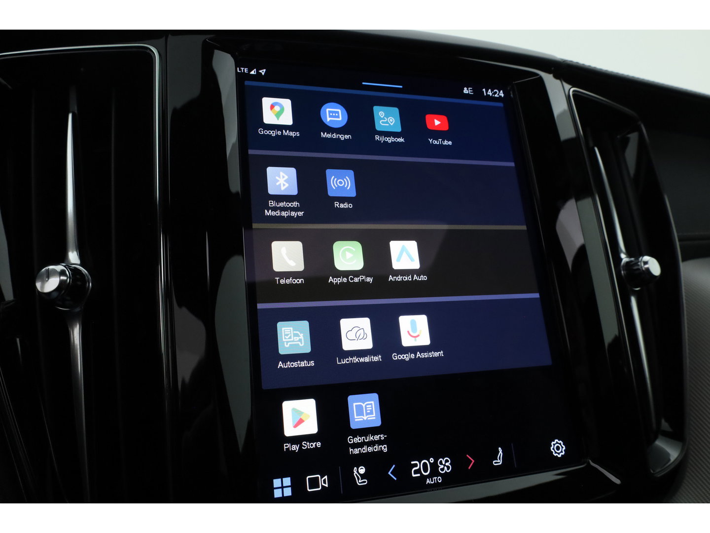 Volvo XC60 2.0 T6 Plug-in hybrid AWD Ultra Black Edition | Pano | 360 cam | Head up | B&W audio | ACC | Blis | Stoel & Stuur verw. |