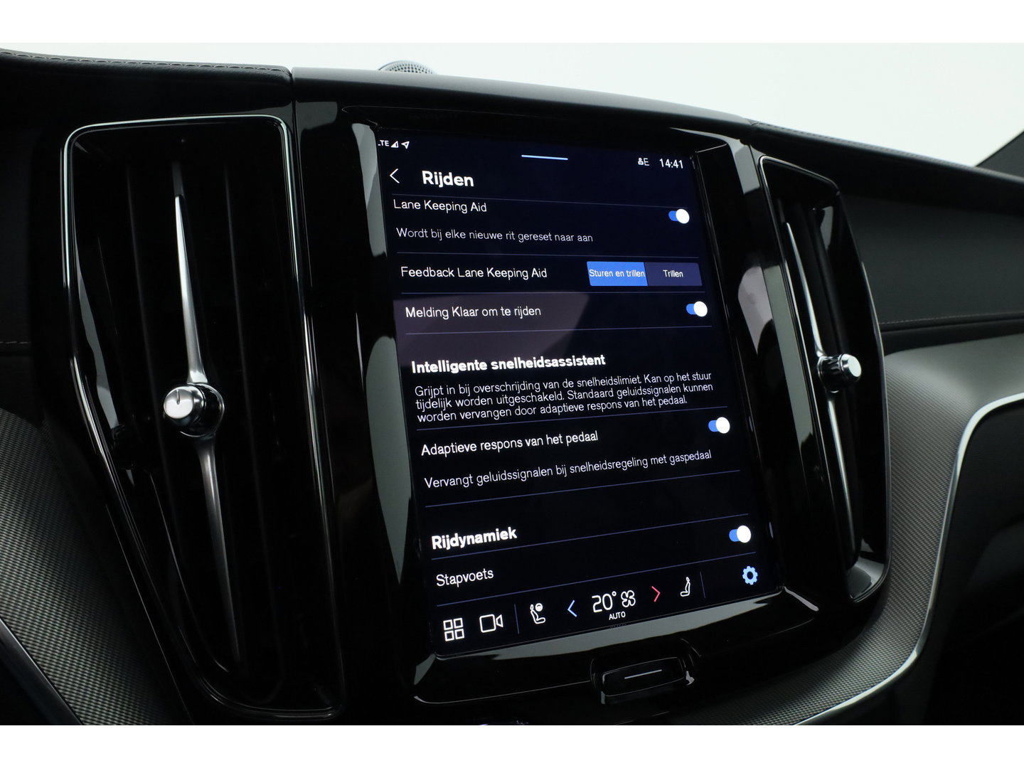 Volvo XC60 2.0 T6 Plug-in hybrid AWD Ultra Black Edition | Pano | 360 cam | Head up | B&W audio | ACC | Blis | Stoel & Stuur verw. |