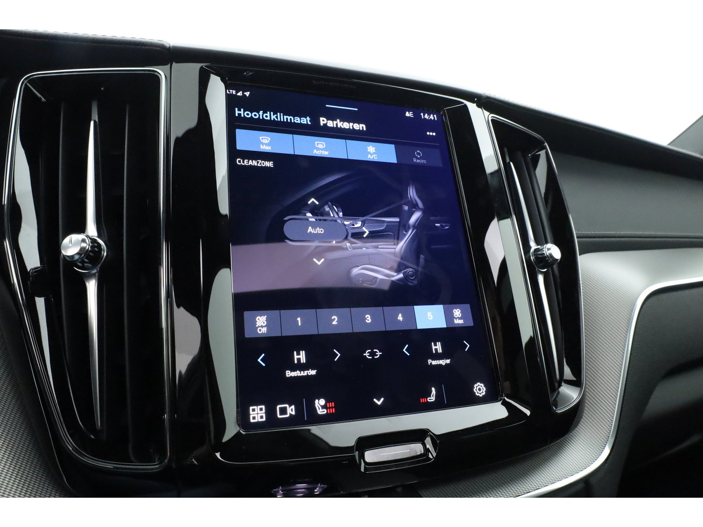 Volvo XC60 2.0 T6 Plug-in hybrid AWD Ultra Black Edition | Pano | 360 cam | Head up | B&W audio | ACC | Blis | Stoel & Stuur verw. |