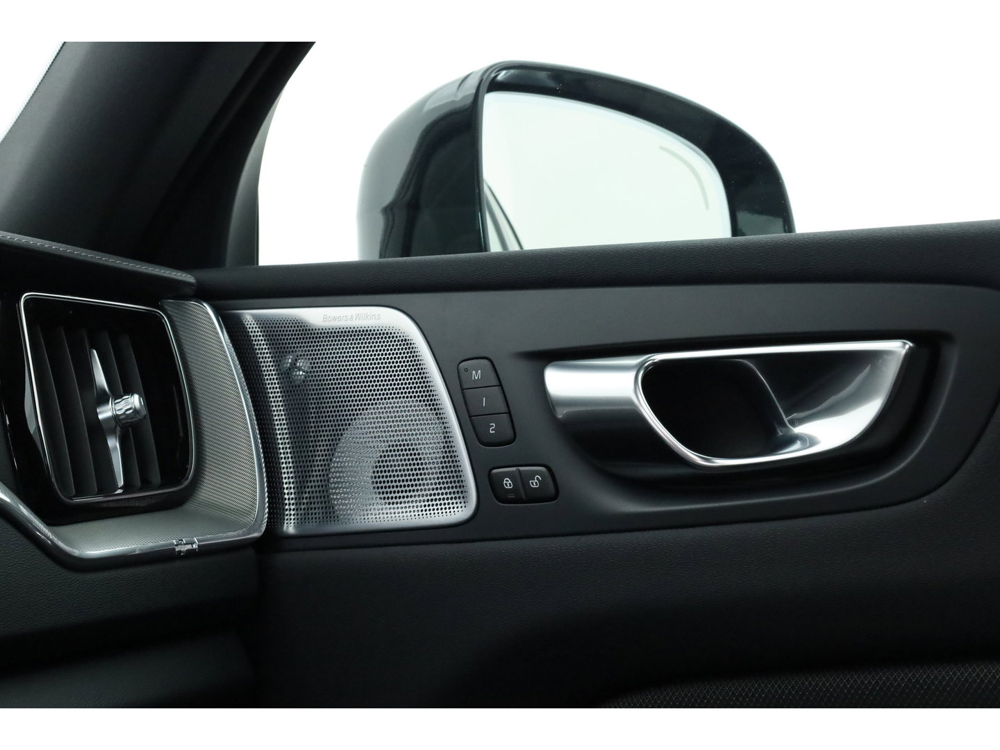 Volvo XC60 2.0 T6 Plug-in hybrid AWD Ultra Black Edition | Pano | 360 cam | Head up | B&W audio | ACC | Blis | Stoel & Stuur verw. |