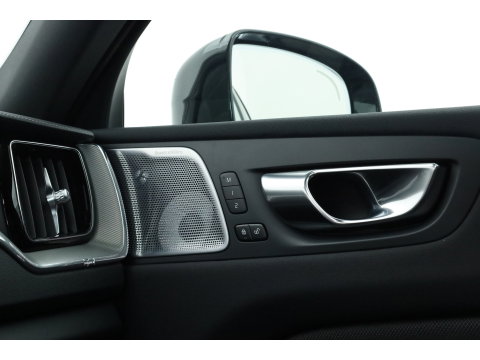 Volvo XC60 2.0 T6 Plug-in hybrid AWD Ultra Black Edition | Pano | 360 cam | Head up | B&W audio | ACC | Blis | Stoel & Stuur verw. |
