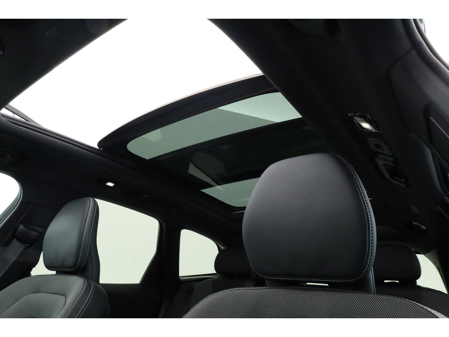 Volvo XC60 2.0 T6 Plug-in hybrid AWD Ultra Black Edition | Pano | 360 cam | Head up | B&W audio | ACC | Blis | Stoel & Stuur verw. |