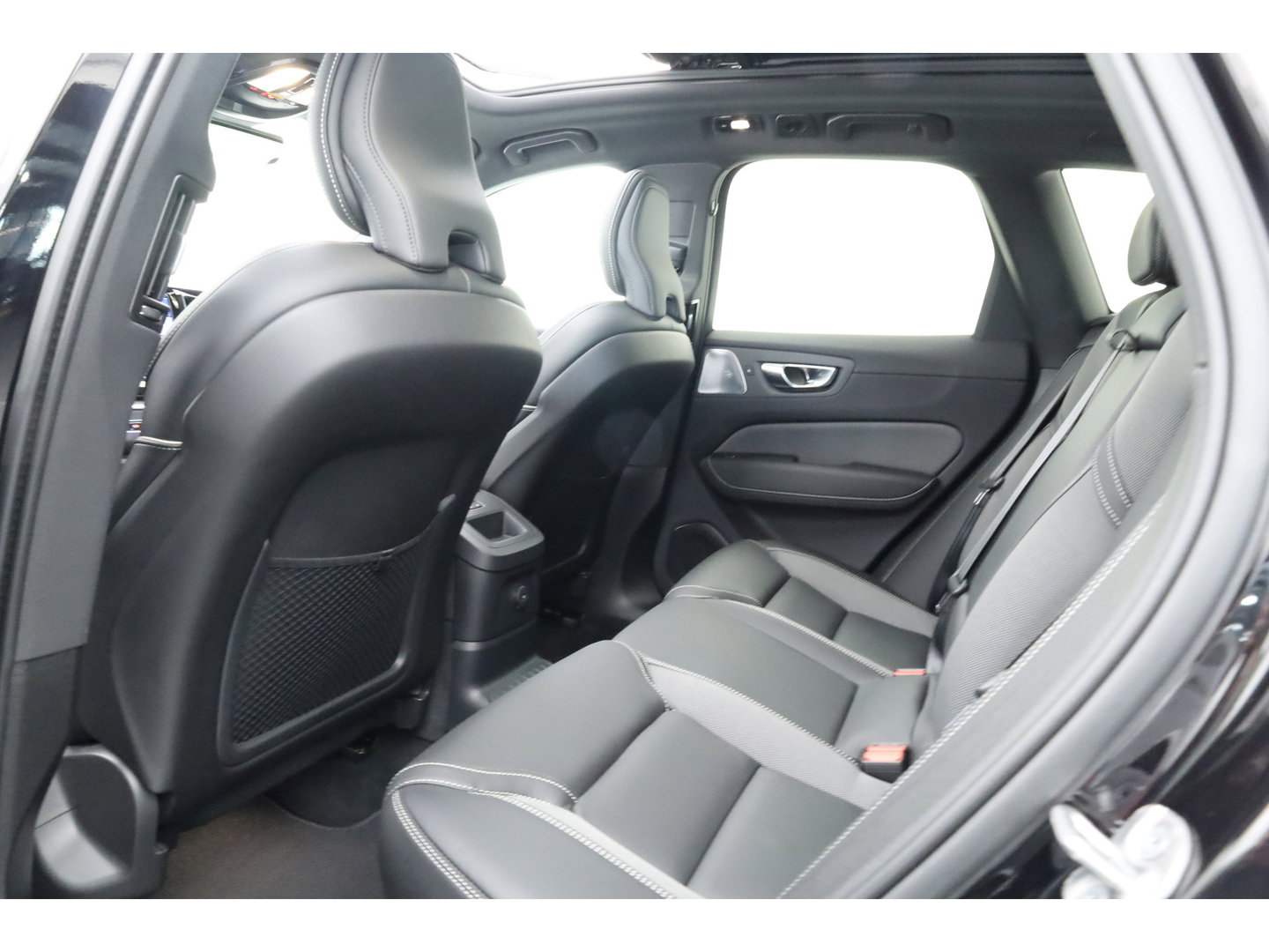 Volvo XC60 2.0 T6 Plug-in hybrid AWD Ultra Black Edition | Pano | 360 cam | Head up | B&W audio | ACC | Blis | Stoel & Stuur verw. |