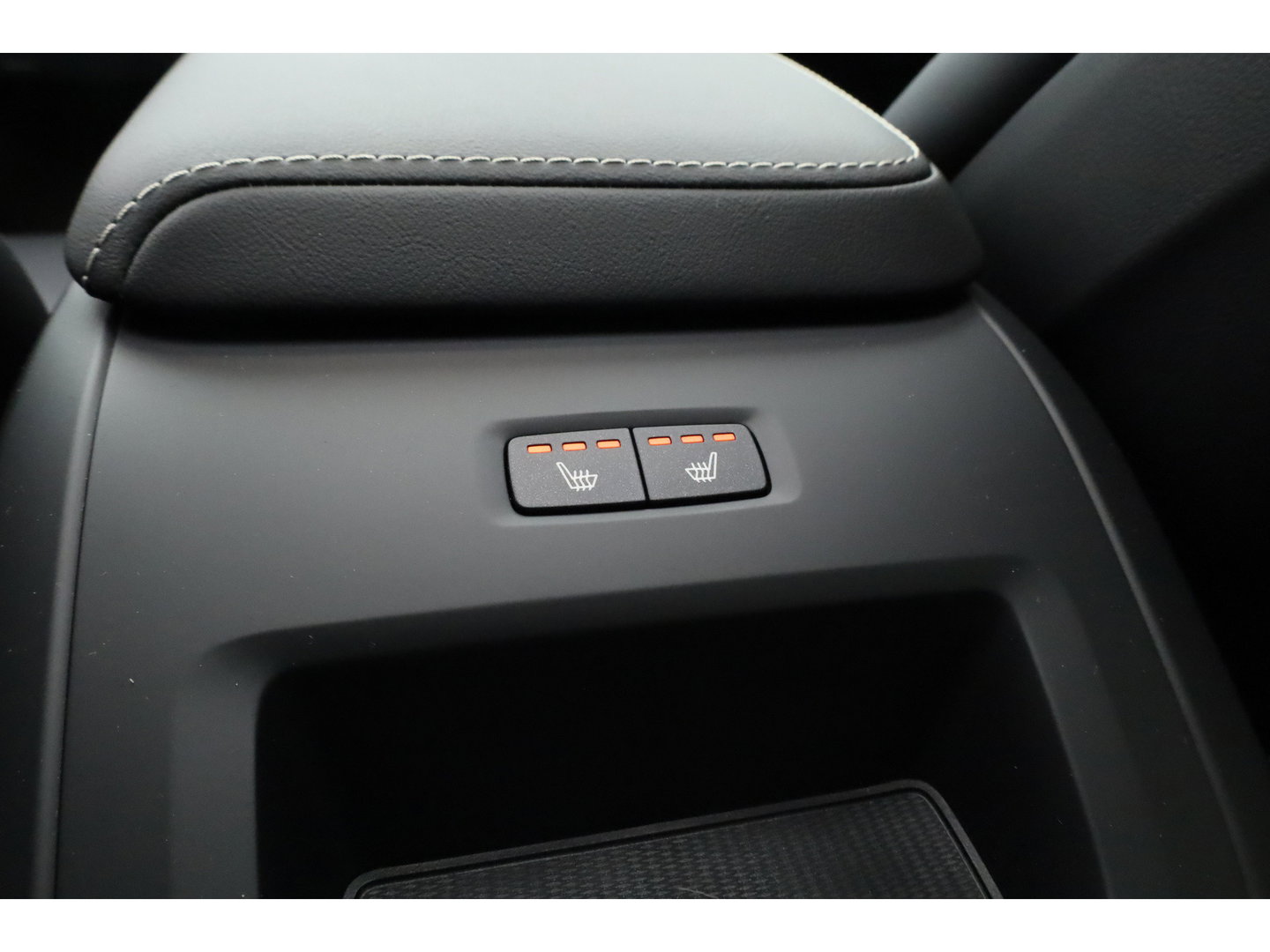 Volvo XC60 2.0 T6 Plug-in hybrid AWD Ultra Black Edition | Pano | 360 cam | Head up | B&W audio | ACC | Blis | Stoel & Stuur verw. |