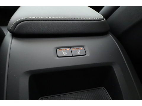 Volvo XC60 2.0 T6 Plug-in hybrid AWD Ultra Black Edition | Pano | 360 cam | Head up | B&W audio | ACC | Blis | Stoel & Stuur verw. |