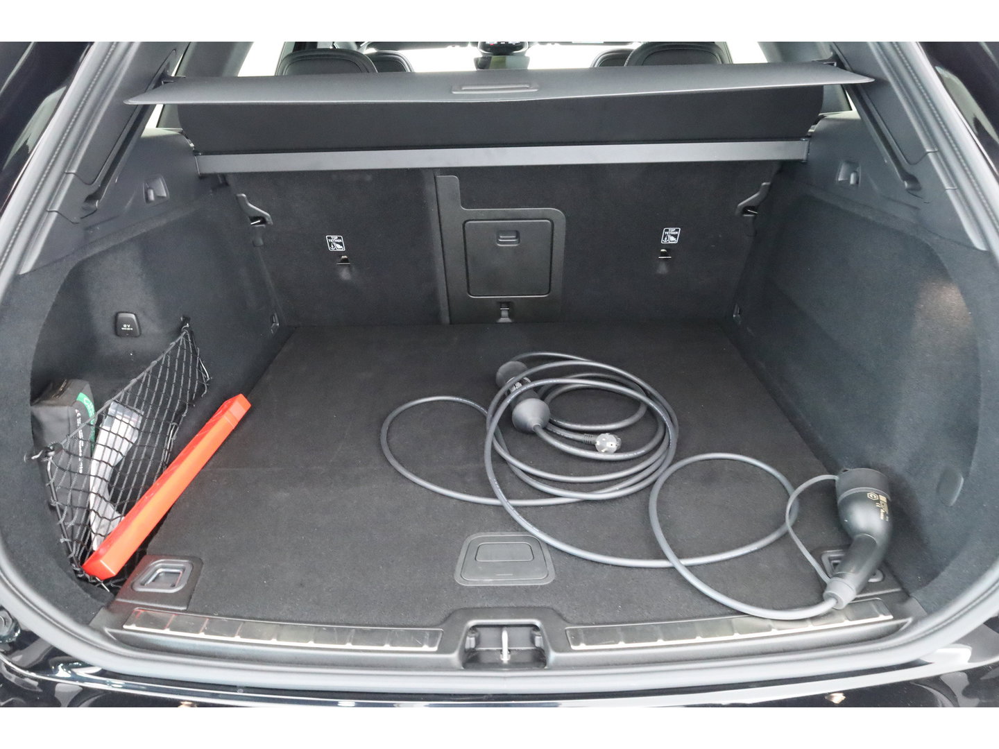 Volvo XC60 2.0 T6 Plug-in hybrid AWD Ultra Black Edition | Pano | 360 cam | Head up | B&W audio | ACC | Blis | Stoel & Stuur verw. |