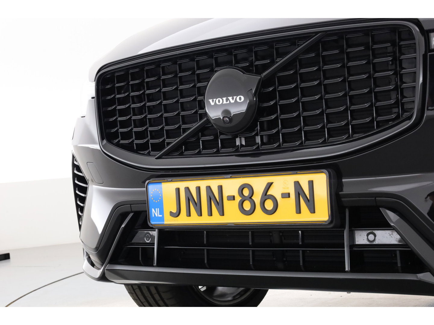 Volvo XC60 2.0 T6 Plug-in hybrid AWD Ultra Black Edition | Pano | 360 cam | Head up | B&W audio | ACC | Blis | Stoel & Stuur verw. |
