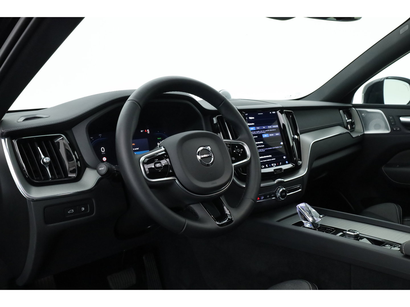 Volvo XC60 2.0 T6 Plug-in hybrid AWD Ultra Black Edition | Pano | 360 cam | Head up | B&W audio | ACC | Blis | Stoel & Stuur verw. |