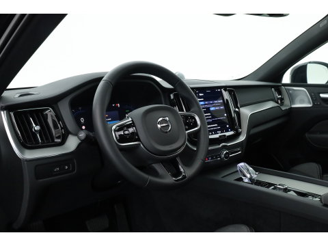 Volvo XC60 2.0 T6 Plug-in hybrid AWD Ultra Black Edition | Pano | 360 cam | Head up | B&W audio | ACC | Blis | Stoel & Stuur verw. |