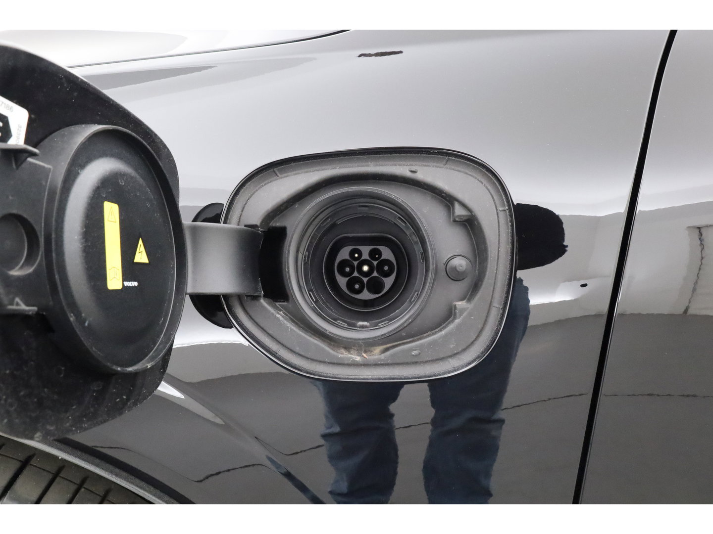 Volvo XC60 2.0 T6 Plug-in hybrid AWD Ultra Black Edition | Pano | 360 cam | Head up | B&W audio | ACC | Blis | Stoel & Stuur verw. |