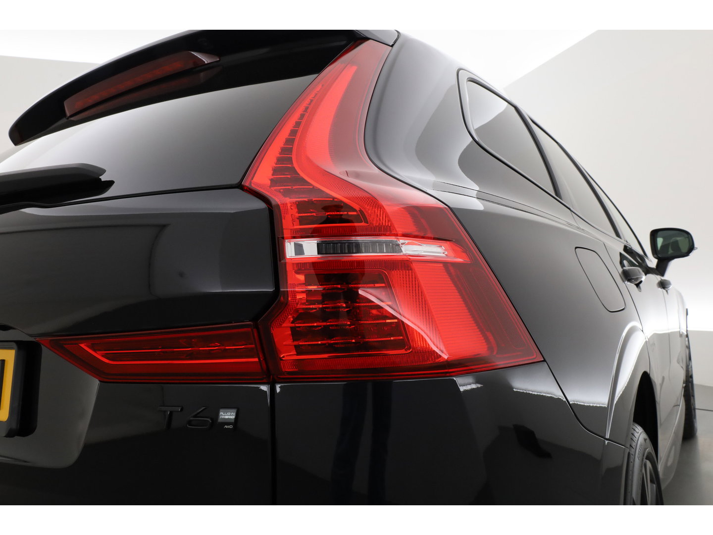 Volvo XC60 2.0 T6 Plug-in hybrid AWD Ultra Black Edition | Pano | 360 cam | Head up | B&W audio | ACC | Blis | Stoel & Stuur verw. |