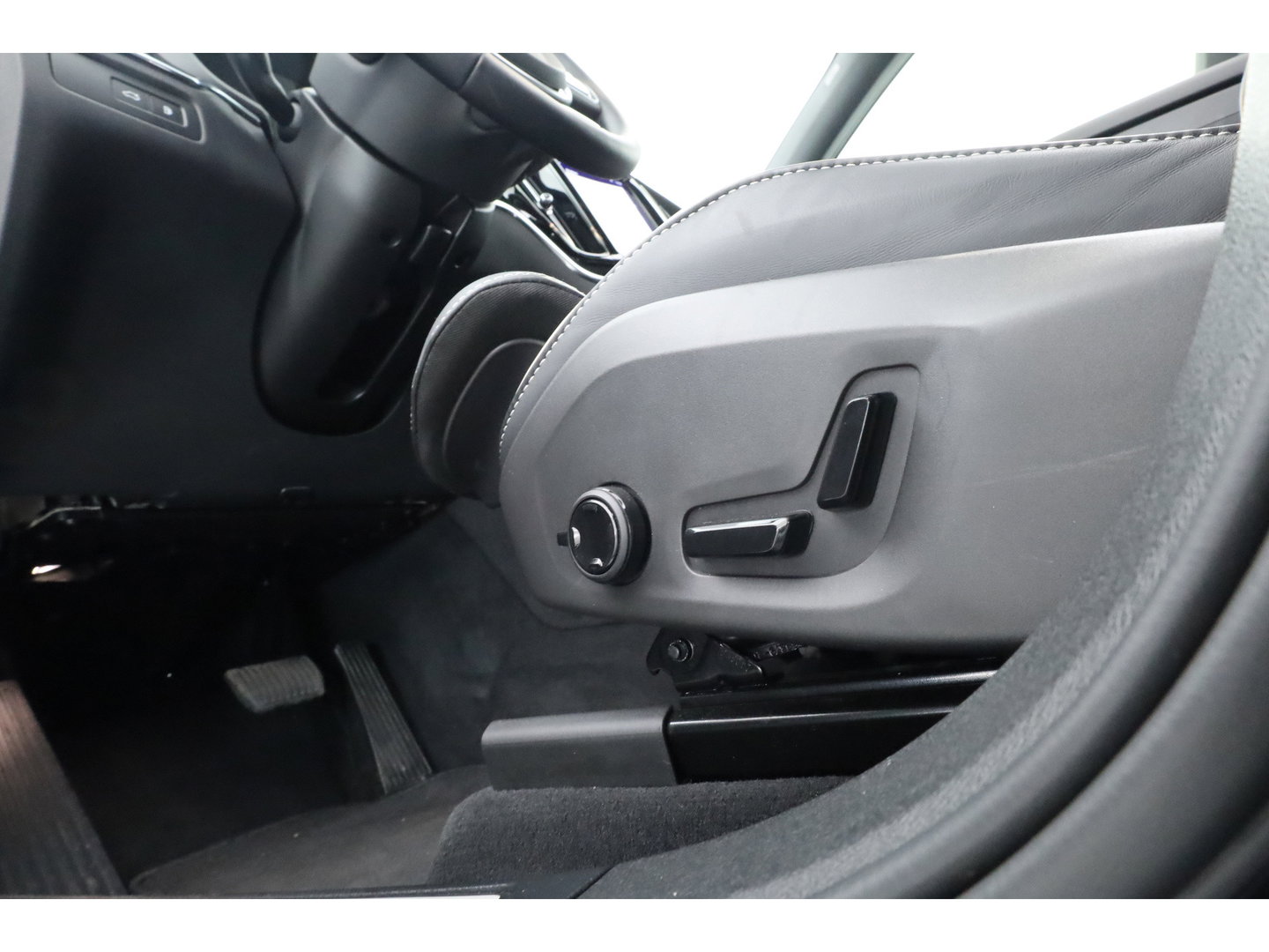 Volvo XC60 2.0 T6 Plug-in hybrid AWD Ultra Black Edition | Pano | 360 cam | Head up | B&W audio | ACC | Blis | Stoel & Stuur verw. |
