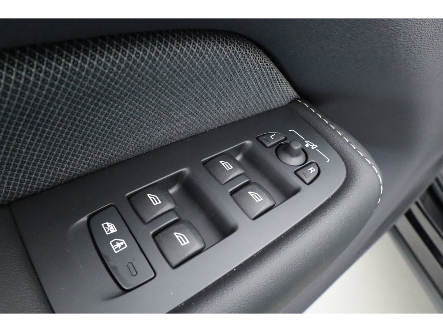 Volvo XC60 2.0 T6 Plug-in hybrid AWD Ultra Black Edition | Pano | 360 cam | Head up | B&W audio | ACC | Blis | Stoel & Stuur verw. |