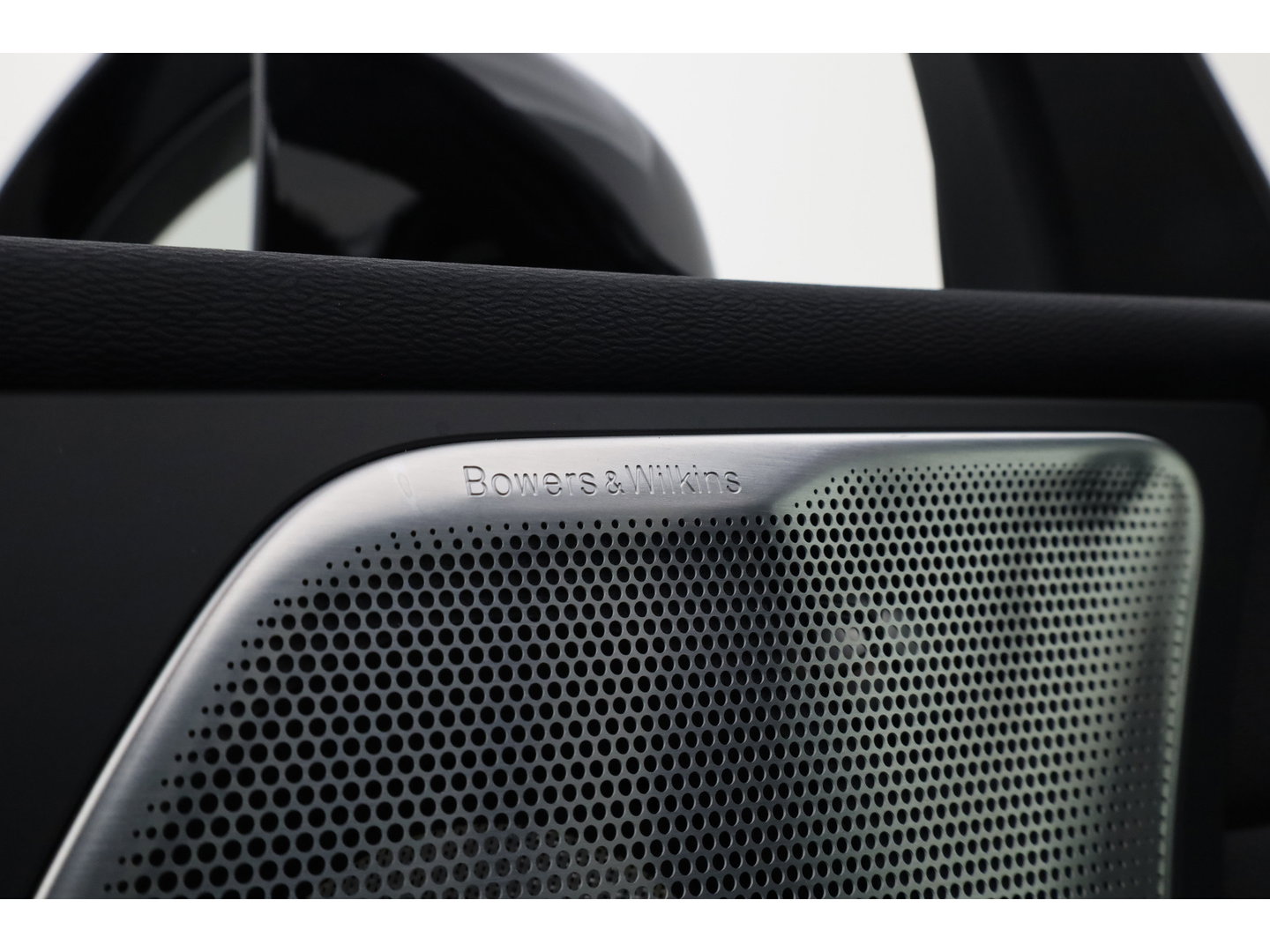 Volvo XC60 2.0 T6 Plug-in hybrid AWD Ultra Black Edition | Pano | 360 cam | Head up | B&W audio | ACC | Blis | Stoel & Stuur verw. |