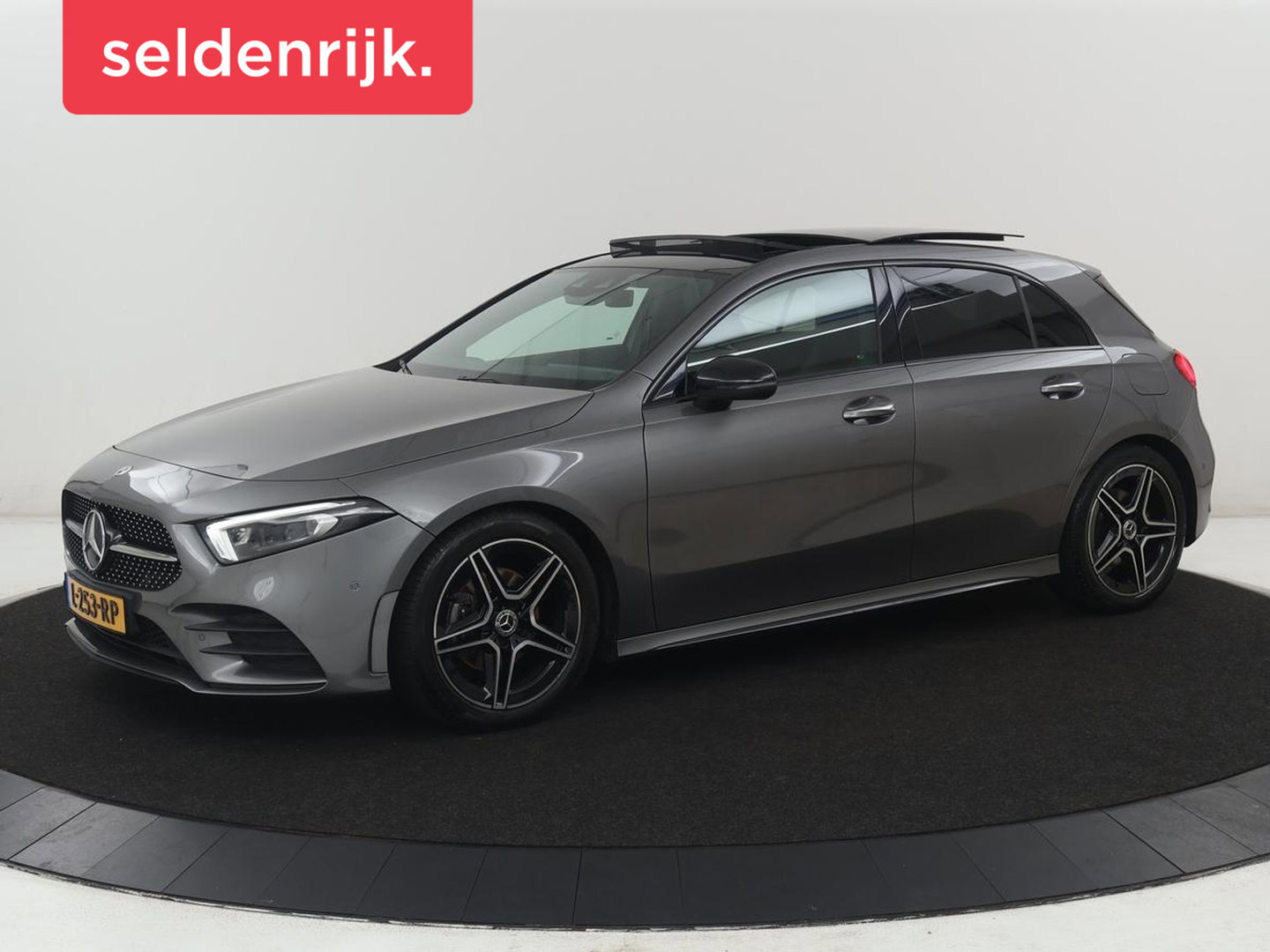 Mercedes-Benz A-Klasse 200 AMG Business Solution Aut. | Pano | LED | Half sfeerverlichting | Sfeerverlichting | Elec. Stoelen | Stoelverwarming | Virtual Display | Navi | Camera | Trekaak | Carplay
