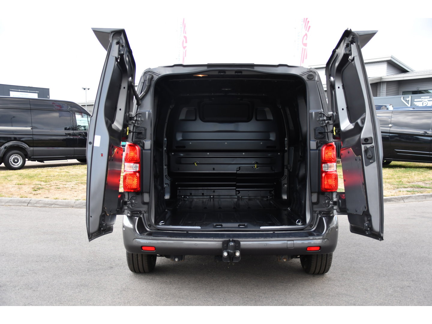 Citroën Jumpy 2.0 BlueHDI 180 L2 PB Edition 360 Camera, Cruise, Carplay, Leder, 177pk, Multimedia, Trekhaak, Sensoren, Automaat, Uniek!
