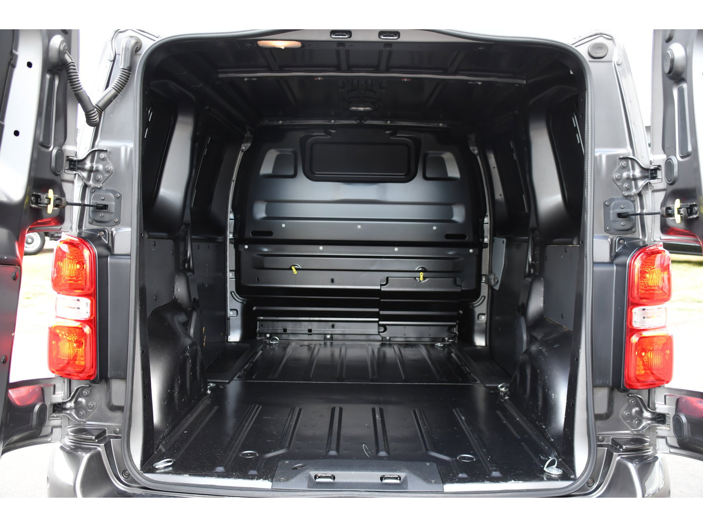 Citroën Jumpy 2.0 BlueHDI 180 L2 PB Edition 360 Camera, Cruise, Carplay, Leder, 177pk, Multimedia, Trekhaak, Sensoren, Automaat, Uniek!
