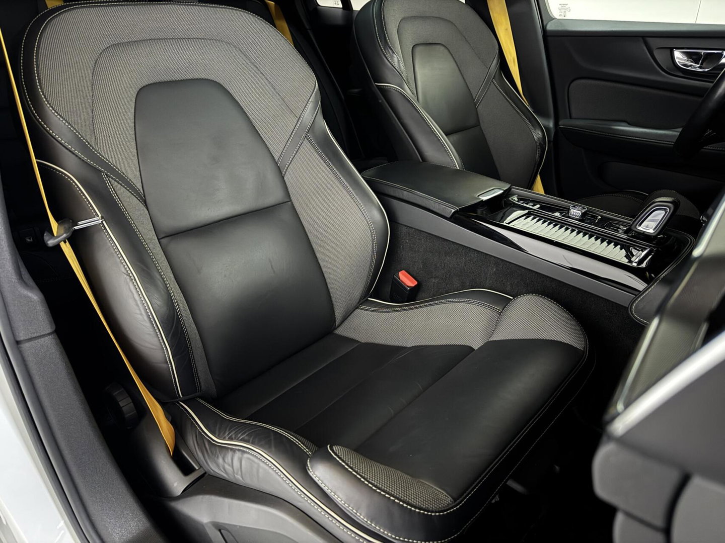 Volvo V60 2.0 T8 Twin Engine AWD Polestar Engineered Pano B&W 360° Carplay