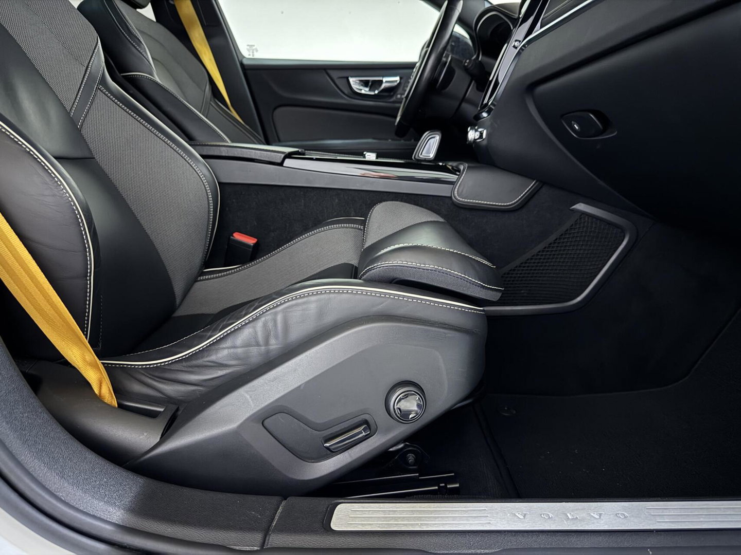 Volvo V60 2.0 T8 Twin Engine AWD Polestar Engineered Pano B&W 360° Carplay