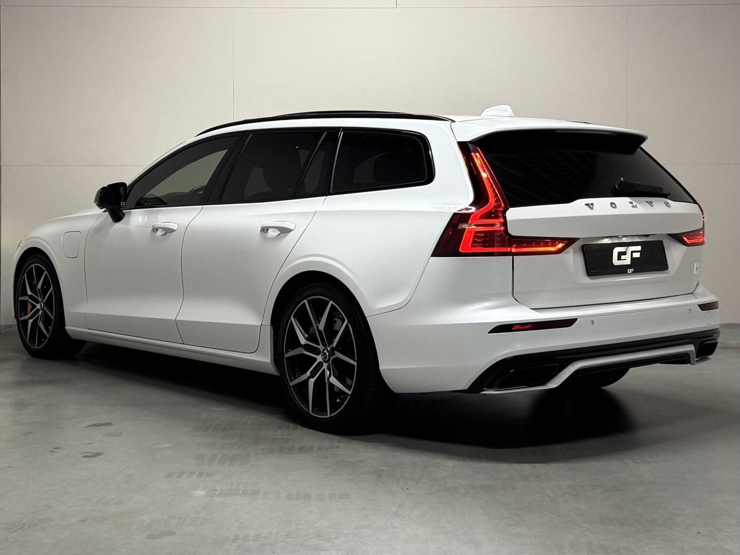 Volvo V60 2.0 T8 Twin Engine AWD Polestar Engineered Pano B&W 360° Carplay