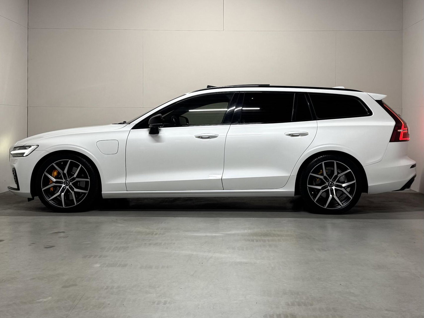 Volvo V60 2.0 T8 Twin Engine AWD Polestar Engineered Pano B&W 360° Carplay