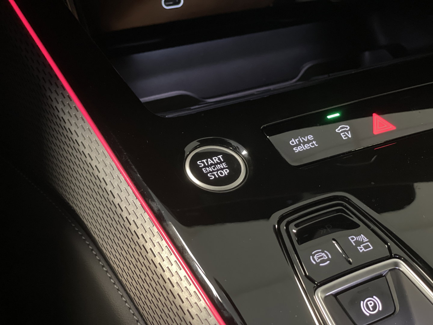 Audi A6 Avant 2.0 e-hybrid quattro S edition Competition | Apple Carplay | Keyless | Zwenkhaak | LED | 360 Camera | DAB | Navigatie |