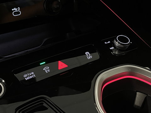 Audi A6 Avant 2.0 e-hybrid quattro S edition Competition | Apple Carplay | Keyless | Zwenkhaak | LED | 360 Camera | DAB | Navigatie |