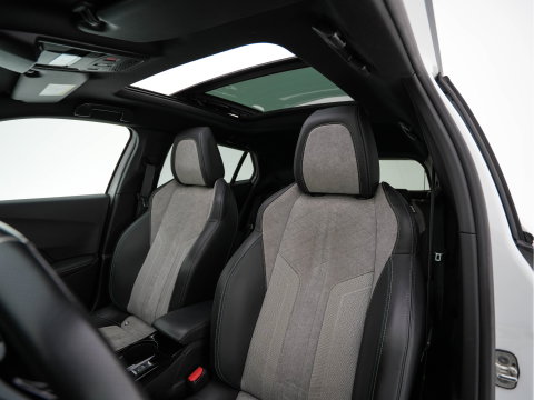 Peugeot e-2008 EV GT Pack 50 kWh [3-Fase-11kW] {SoH-88%} (INCL-BTW) * HEATPUMP | PANO |  LEATHER-ALCANTARA| DIGI-COCKPIT | FULL-LED | BLIS | KEYLESS | CAMERA | CARPLAY | DAB+ | NAVI-FULLMAP | ECC | PDC | SPORTSEATS | AMBIENTLIGHT | PRIVACY-GLASS |