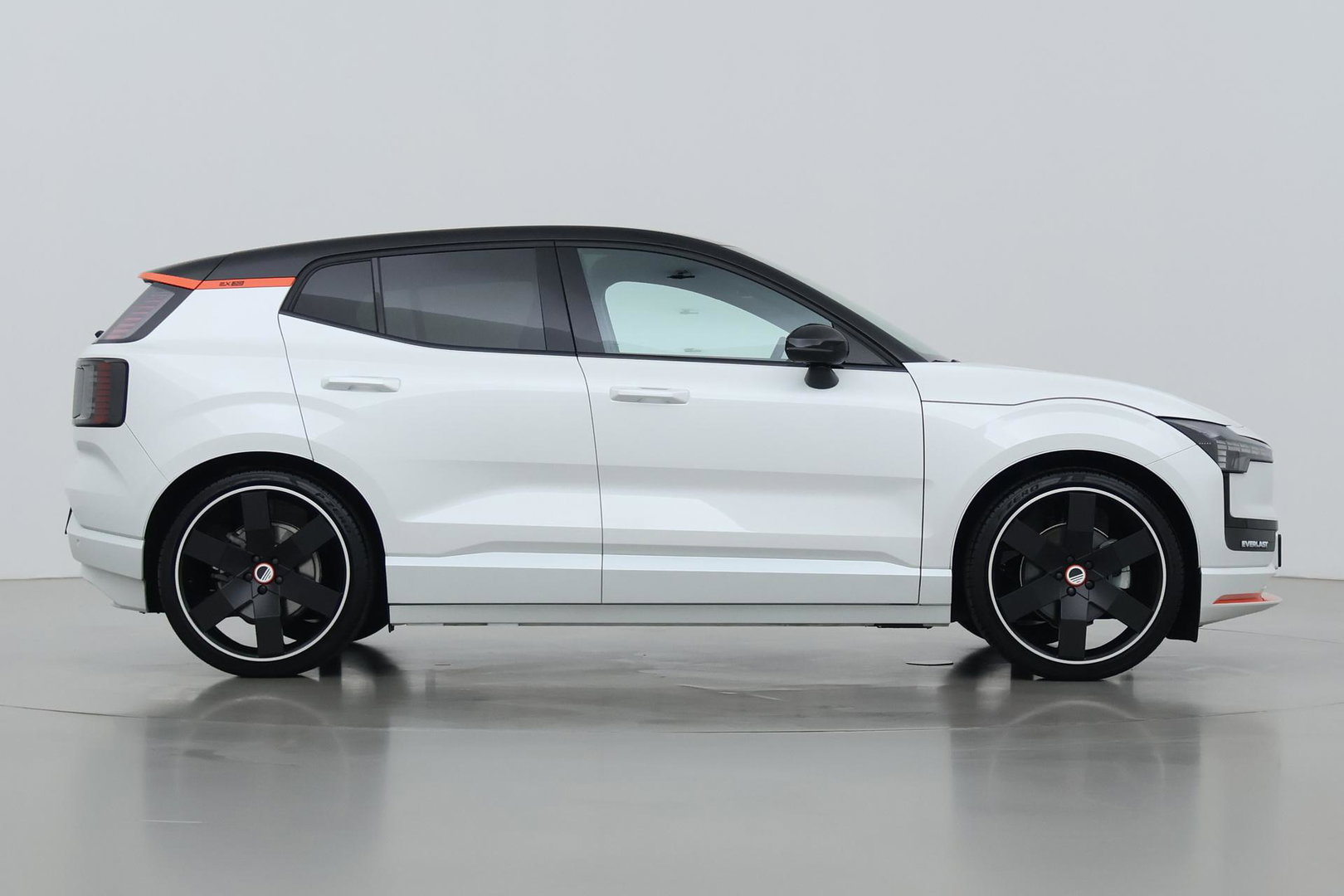 Volvo EX30 Single Motor Extended Range Plus 69 kWh | EVERLAST Edition | ACC | 21 Inch | Harman/Kardon | Warmtepomp | Stoel+Stuurverwarming