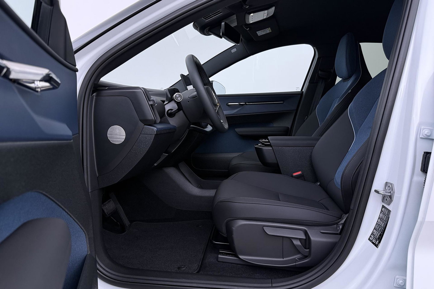 Volvo EX30 Single Motor Extended Range Plus 69 kWh | EVERLAST Edition | ACC | 21 Inch | Harman/Kardon | Warmtepomp | Stoel+Stuurverwarming
