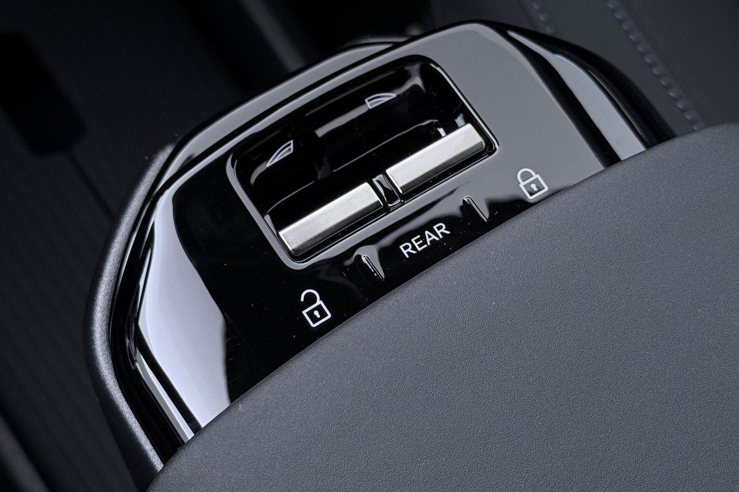 Volvo EX30 Single Motor Extended Range Plus 69 kWh | EVERLAST Edition | ACC | 21 Inch | Harman/Kardon | Warmtepomp | Stoel+Stuurverwarming