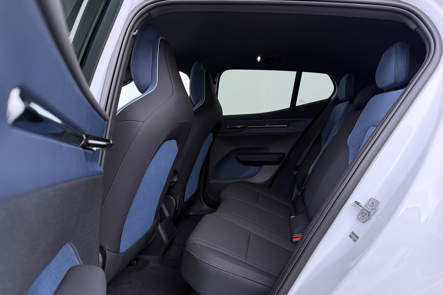Volvo EX30 Single Motor Extended Range Plus 69 kWh | EVERLAST Edition | ACC | 21 Inch | Harman/Kardon | Warmtepomp | Stoel+Stuurverwarming