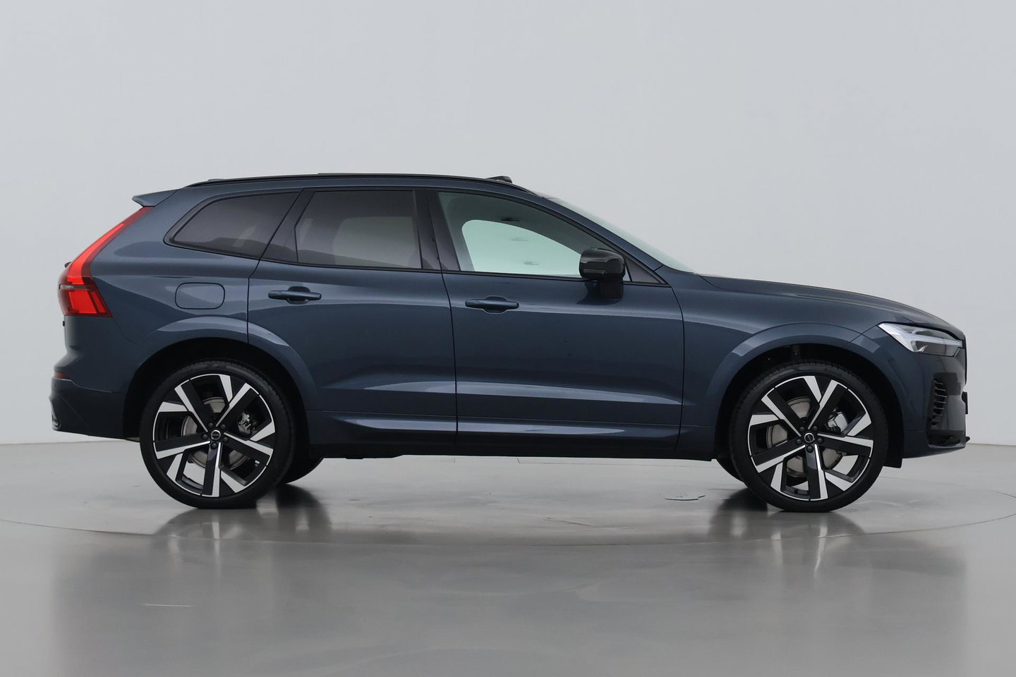 Volvo XC60 T6 Plug-in hybrid Ultra Black Edition | ACC | Luchtvering | Panoramadak | Bowers&Wilkins | Trekhaak | 360° Camera | Massage | Head-Up