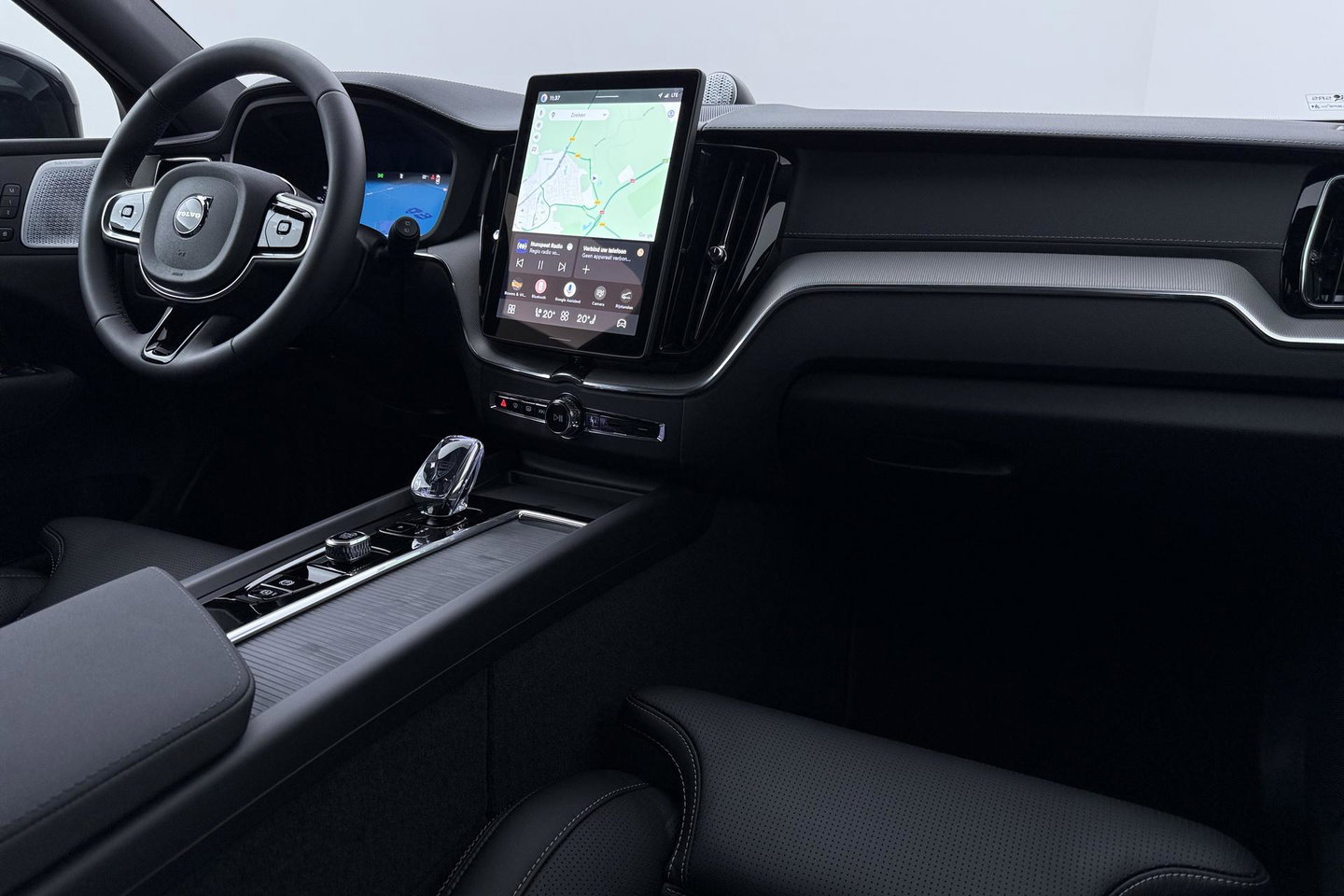 Volvo XC60 T6 Plug-in hybrid Ultra Black Edition | ACC | Luchtvering | Panoramadak | Bowers&Wilkins | Trekhaak | 360° Camera | Massage | Head-Up