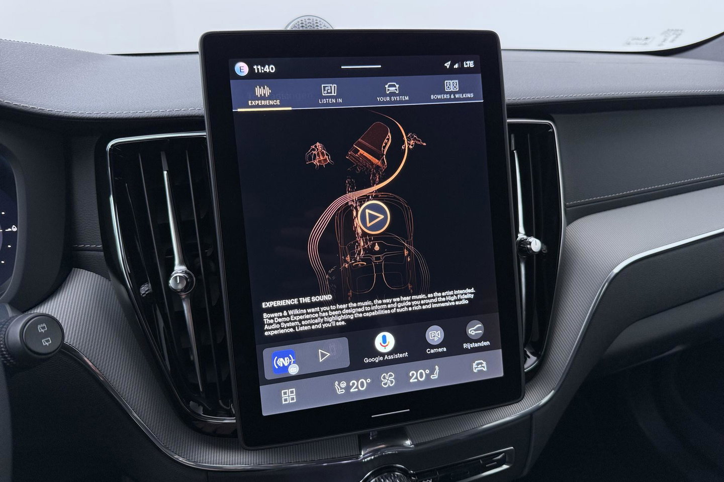 Volvo XC60 T6 Plug-in hybrid Ultra Black Edition | ACC | Luchtvering | Panoramadak | Bowers&Wilkins | Trekhaak | 360° Camera | Massage | Head-Up